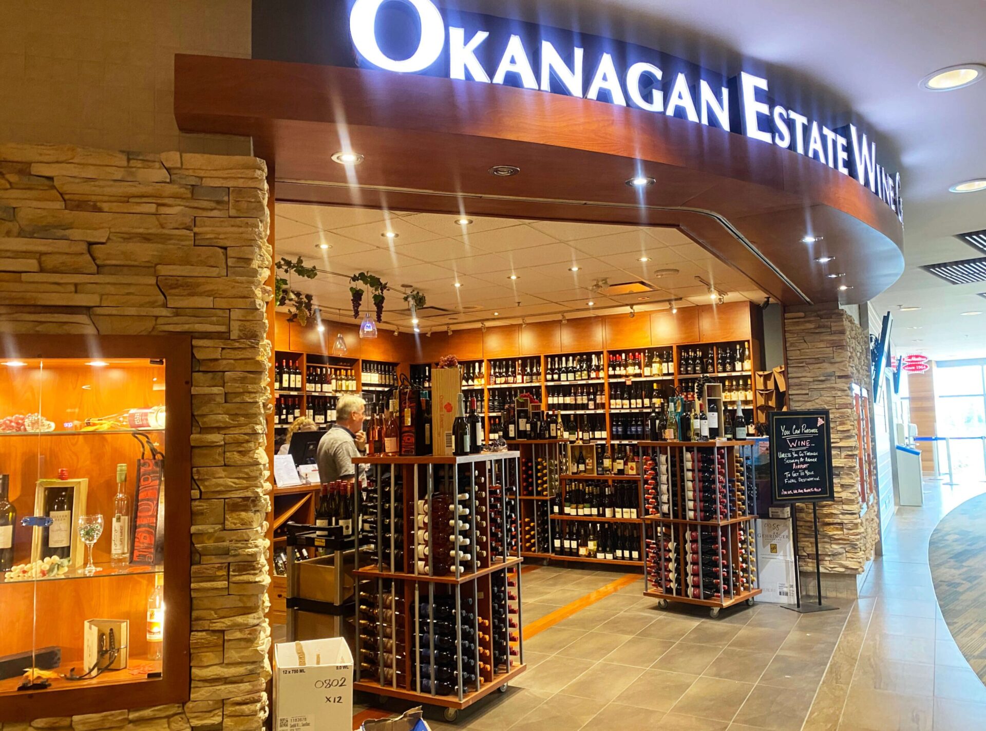 【2024年最新版】ケロウナ空港のご紹介＆ダウンタウンへの行き方まとめ ケロウナ info.jp