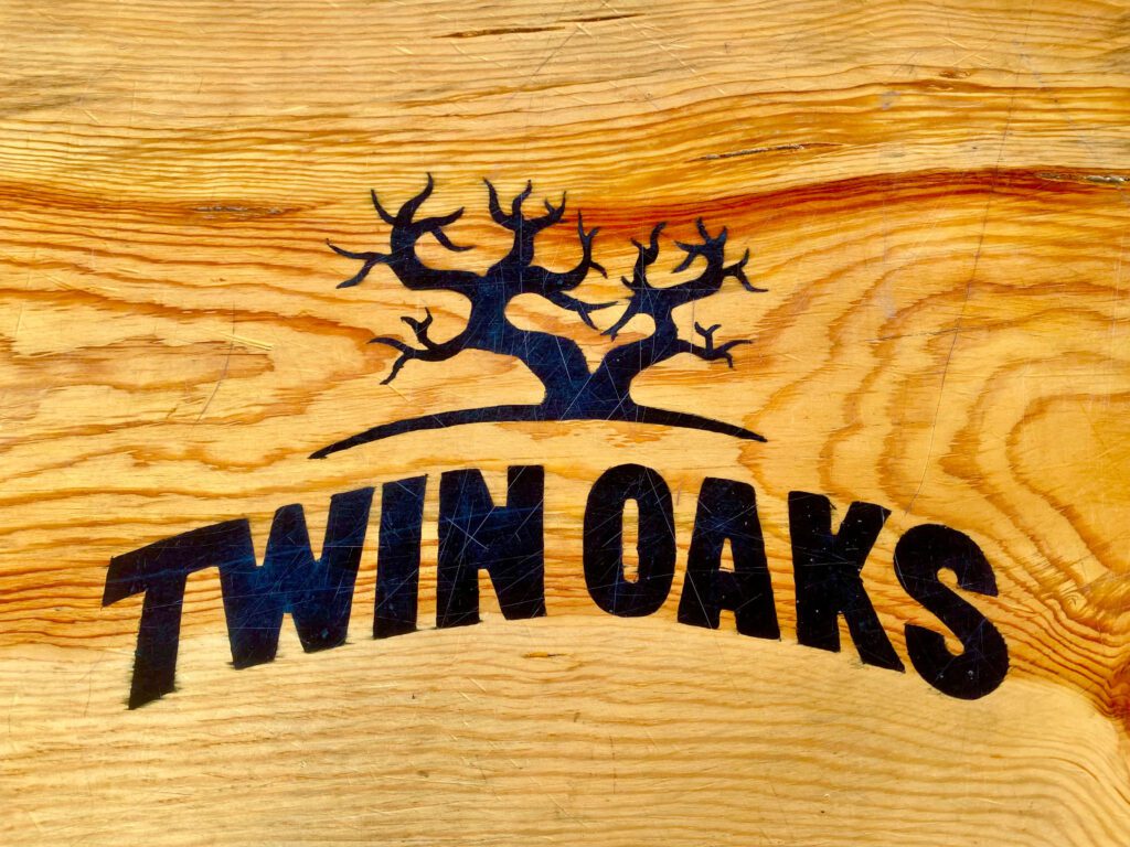 Twin Oaksのサイン