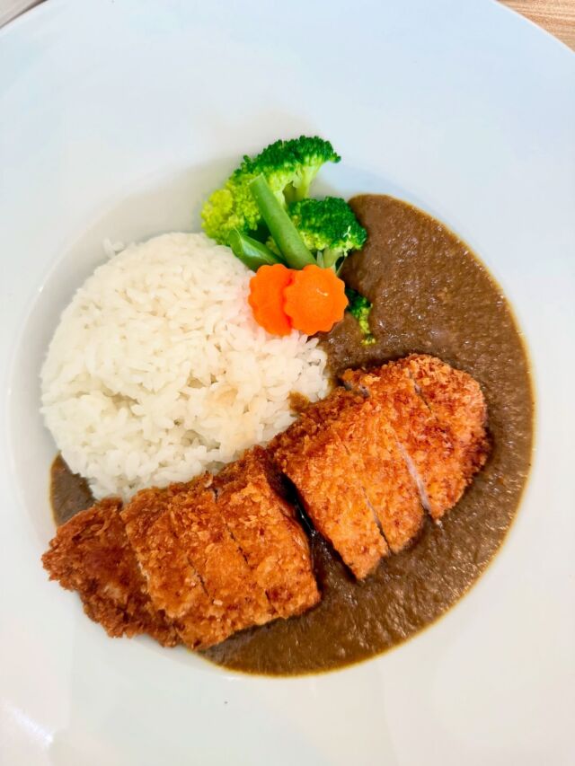 先日、AHMのイベントでカレーをいただいてからずっとまた食べたい…とヨダレを垂らしていたので、SOY さんにて追いカレーをしてきました😍！夢にまで見たカツカレー😍😍！

イベントでも美味しかったですが、いろいろな素材がじっくり煮込まれたお店のカレー、格の別です…！🤤
写真見てたらまた食べたくなってきました…レトルトなんてもってのほか！おうちのカレーとも違う、まさにレストランのカレー🤤

からあげ、エビマヨなどアペタイザー類も絶品でした🥹Signatureのスパイシーココナッツラーメンが食べられるのもここ、Soyだけ！

明るい店内もオシャレで素敵🫶ミッション推しが止まりません…！

📍Soy Asian Fusion Restaurant
2900 Pandosy St #101, Kelowna, BC V1Y 1V9

【ケロウナ現地情報発信中🍎】
ケロウナの情報ブログはプロフのリンクから👇
@kelownainfo_jp
https://kelownainfo.jp

.
.
.

#ケロウナ #ケロウナ生活 #ケロウナ観光 #ケロウナ留学 #ケロウナワーホリ #kelowna #kelownabc #okanagan #britishcolumbia #カナダ #kelownarestaurants #kelownafoodie